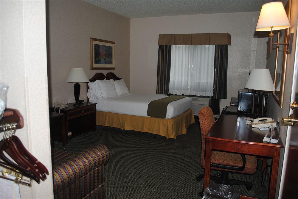 Holiday Inn Express Milwaukee N- Brown Deer/Mequon Exterior photo